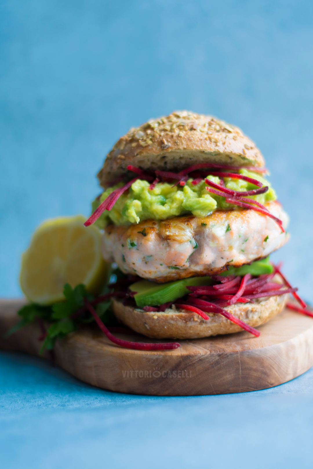 Burger di salmone fresco in padella