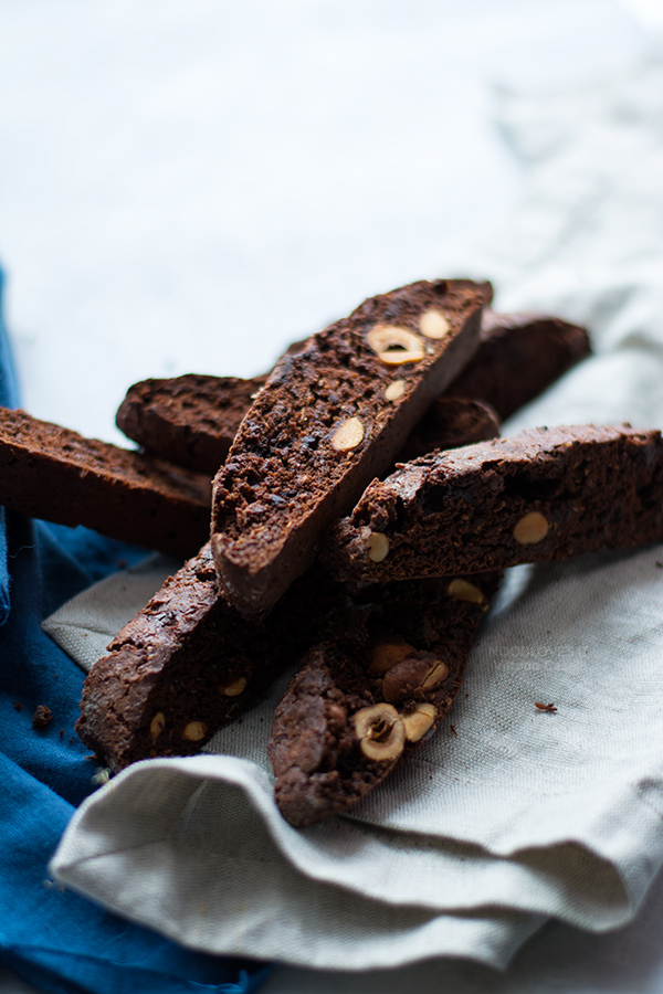 Cantucci al cioccolato con nocciole ricetta