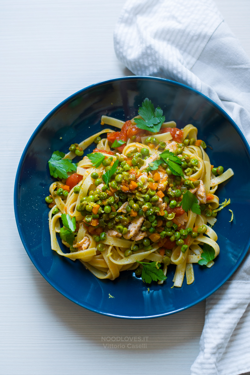 Fettuccine al ragu di salmone e piselli