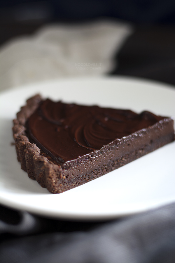 Crostata al cacao con nocciole e caffè