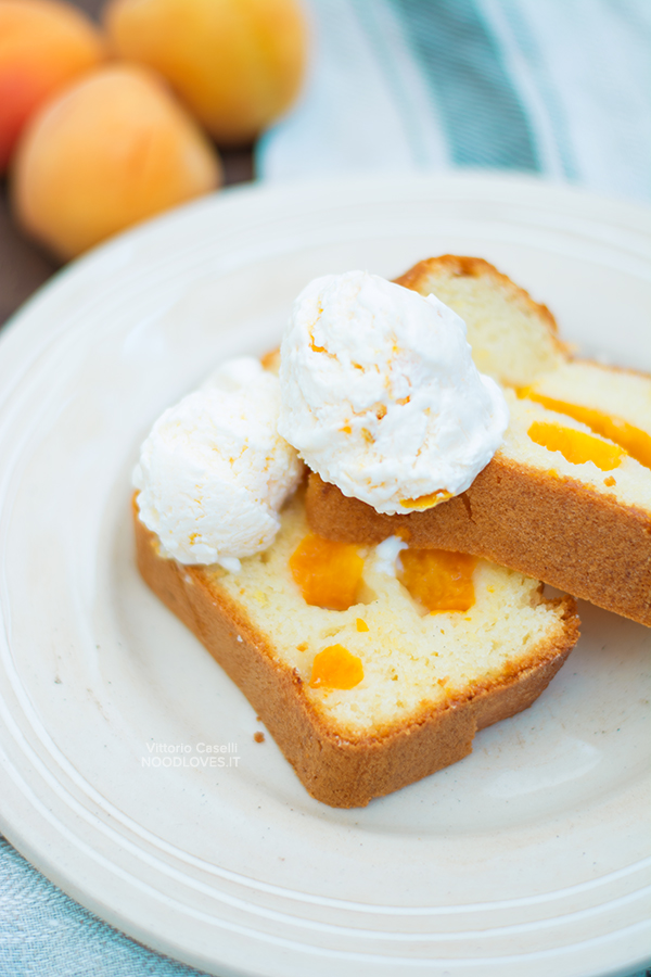 Plumcake alle albicocche con gelato allo yogurt