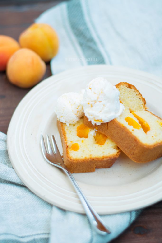 Plumcake alle albicocche con gelato veloce