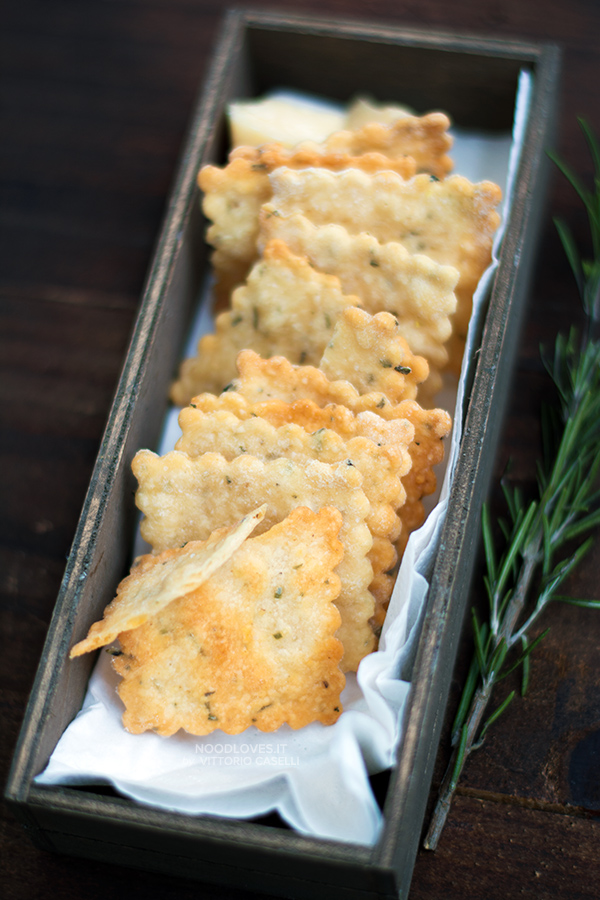 Crackers al rosmarino e parmigiano