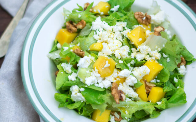 Insalata mista di mango con feta e noci