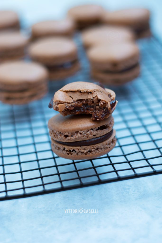 Macarons al cioccolato fondente ricetta