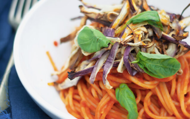 Pasta al sugo con melanzane al forno